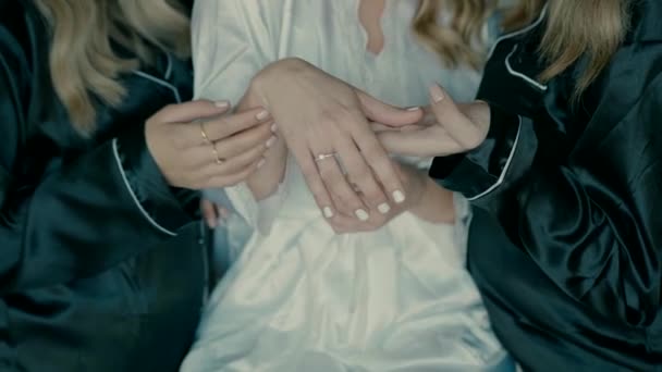 Bir Gelin Parmağında Elmasla Yüzüğü Iki Arkadaşına Gösterir Beyaz Saten — Stok video