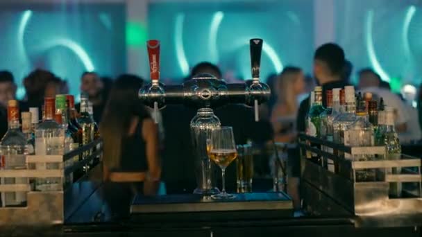 Bar Alcoholic Drinks Beer Dispenser People Dancing Background Israel Ashdod — Wideo stockowe