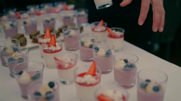 Seorang Pelayan Menyiapkan Hidangan Penutup Dengan Buah Berry Atas Meja — Stok Video