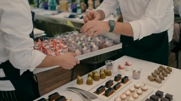 Tre Servitörer Ordnar Mängd Olika Desserter Det Vita Bordet Buffén — Stockvideo