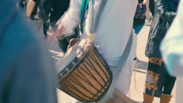 Μια Μπάντα Άσπρα Ρούχα Παίζει Ντραμς Στο Δρόμο Μέρα Και — Αρχείο Βίντεο