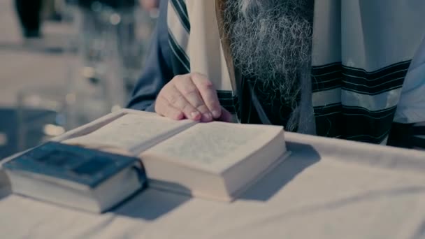 Rabin Tallitem Ramionach Modli Się Poranną Modlitwą Torą — Wideo stockowe
