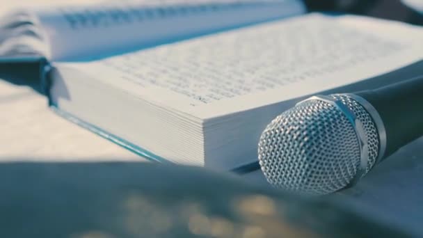 Torę Mikrofon Poduszkę Tefilinową Umieszcza Się Stole Podczas Ceremonii Bar — Wideo stockowe