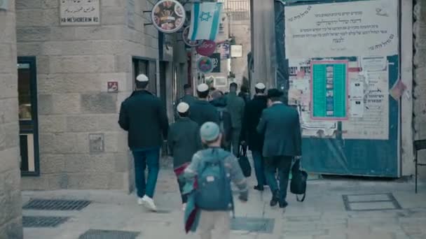 Judeus Caminham Costas Para Câmera Descendo Uma Rua Estreita Cidade — Vídeo de Stock