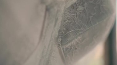 Asılı gelinliğin dantelli korsesinin yakın çekim videosu. Güzel dantelli gelinlik. Yaklaş..