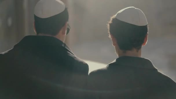 父と二人のユダヤ人の息子で頭に帽子を被った者は 朝エルサレムで抱擁の中を歩く — ストック動画