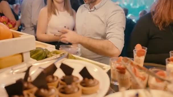 Багато Десертів Столі Весільних Гостей Люди Кладуть Десерти Тарілки Великого — стокове відео