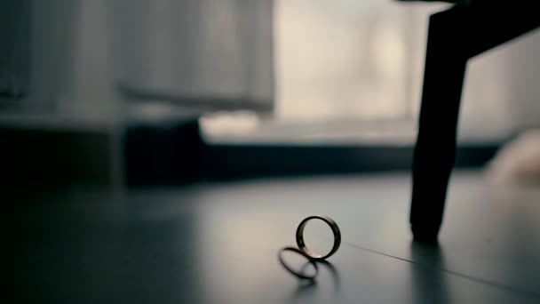 在黑暗的房间里 窗边的地板上有两个结婚戒指 — 图库视频影像