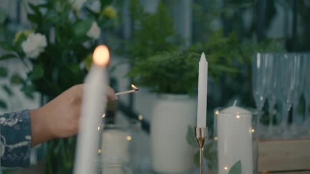 Жінка Запалює Свічки Сірниками Повільний Рух Відеозапис Руки Тримає Освітлені — стокове відео