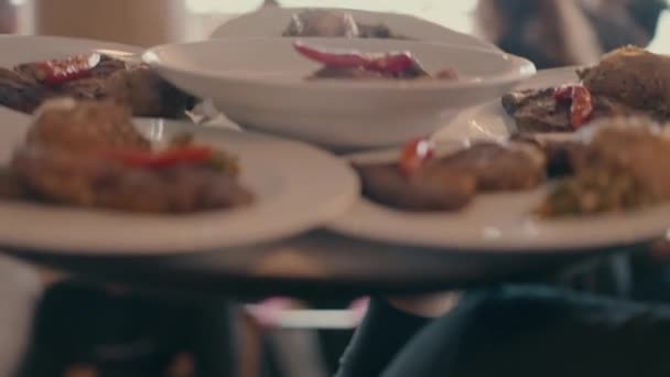 Kelner Spaceruje Dużą Okrągłą Tacą Daniami Spożywczymi Dla Gości Imprezie — Wideo stockowe