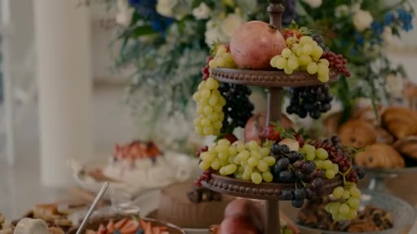 Een Prachtig Versierde Tafel Met Bloemen Fruit Desserts Gebak — Stockvideo