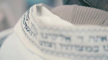 Sinagogda dua eden bir Yahudi 'nin arkasından çekilmiş yakın çekim bir video..