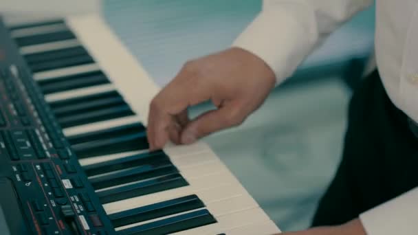 Een Man Gekleed Elegante Kleren Speelt Een Synthesizer — Stockvideo