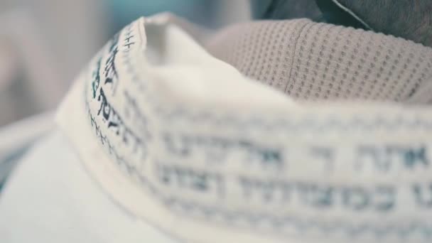 Ein Nahaufnahme Video Aufgenommen Vom Rücken Eines Jüdischen Mannes Der — Stockvideo