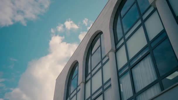 Ventanas Una Sinagoga Desde Exterior Con Nubes Cielo Fondo — Vídeos de Stock
