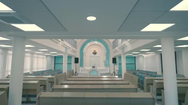 Hall Synagoga Med Sittplatser Och Bokhyllor Vid Väggen — Stockvideo
