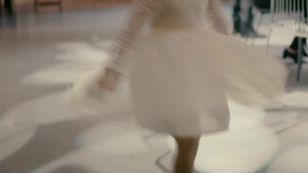 Девушка Белом Платье Кружится Видеосъемка Замедленном Режиме — стоковое видео
