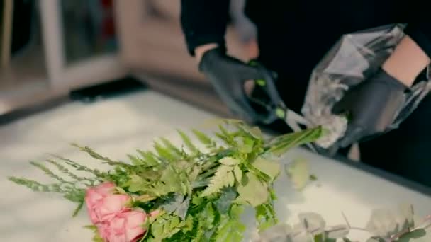 黒いゴム手袋のある花屋ははさみでピンクのバラを切ります — ストック動画