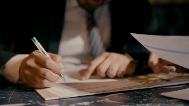 Uomo Giacca Cravatta Con Una Penna Mano Pronto Firmare Documento — Video Stock
