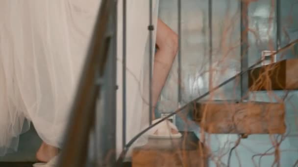 Наречена Тапочках Тримає Весільну Сукню Піднімається Сходах Вдома Ранок Нареченої — стокове відео