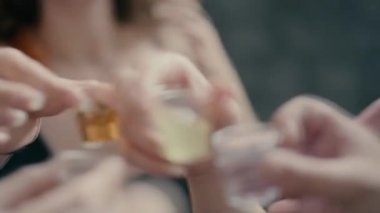 Alkollü shot. Partide bardakları tokuşturun. Şerefe..