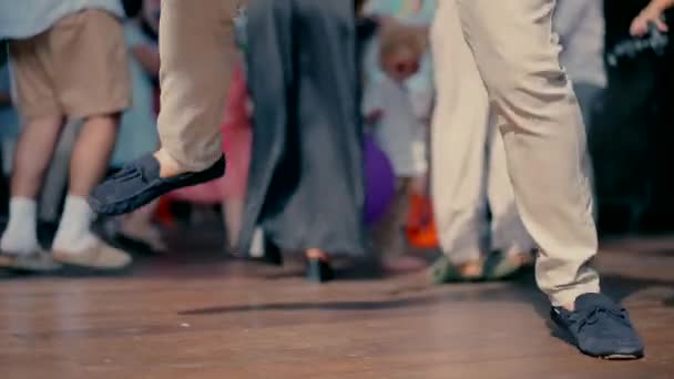 Homem Dança Numa Pista Dança Madeira Pessoas Estão Dançar Atrás — Vídeo de Stock
