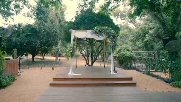 日中は果樹園で空の下で結婚式のための花とChuppa — ストック動画