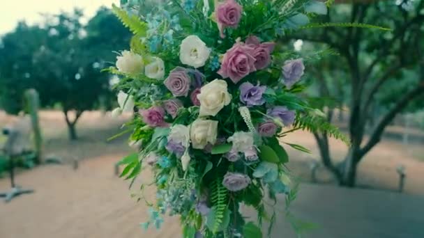 Rosas Outras Flores Chuppa Para Uma Cerimônia Casamento Dia Ventoso — Vídeo de Stock