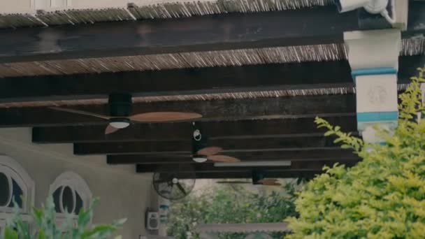 Стельовий Вентилятор Дерев Яному Навісі Входу Будинок Два Вентилятори Стелі — стокове відео