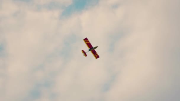 Samolot Powietrzu Samolot Lata Pod Chmurami Chowa Się Drzewami — Wideo stockowe