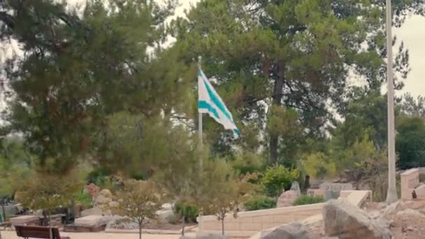 Cemitério Judeu Com Uma Bandeira Israelense Acenando Vento — Vídeo de Stock