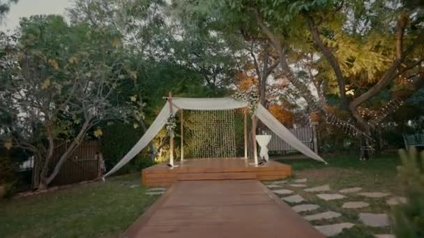庭に立つランプや花で飾られたチュッパーの美しいビデオ撮影 高品質のフルHd映像 — ストック動画
