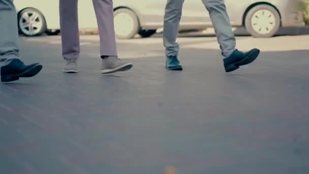 Tre Uomini Vestiti Con Abiti Scarpe Eleganti Camminano Lungo Vialetto — Video Stock