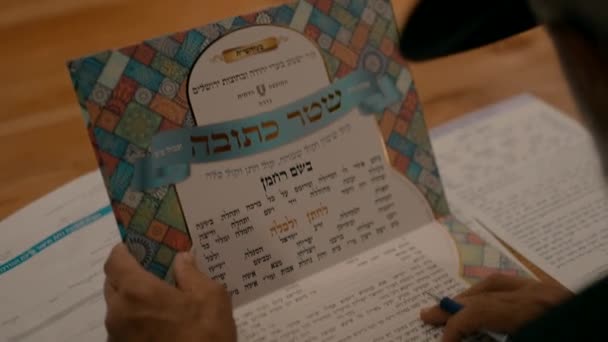 Ein Rabbi Liest Eine Ketuba Schließt Sie Dann Und Legt — Stockvideo