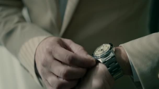 Affärsman Kostym Justerar Ett Armbandsur Högkvalitativ Fullhd Film — Stockvideo