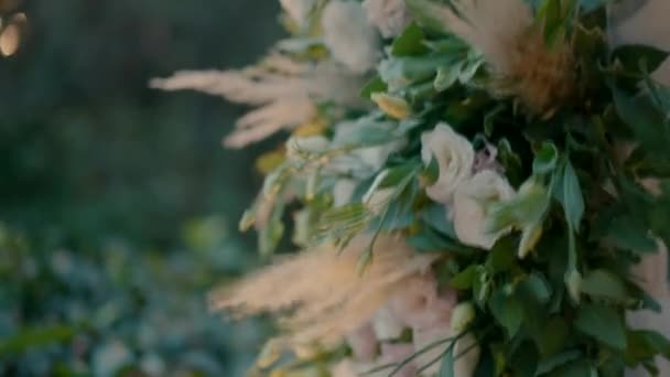 Ramo Flores Blancas Exterior Con Iluminación Tiempo Ventoso Imágenes Fullhd — Vídeo de stock