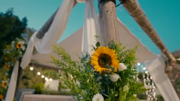 キャノピーがアーチ型の空の下に立っていて 夕方には花やLedランプがあります 高品質のフルHd映像 — ストック動画