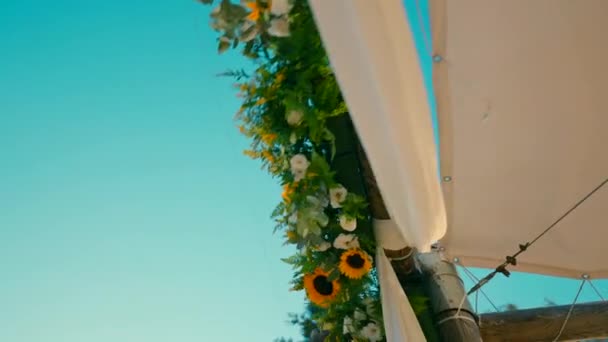 Een Luifel Staat Onder Gewelfde Hemel Met Bloemen Led Lampen — Stockvideo