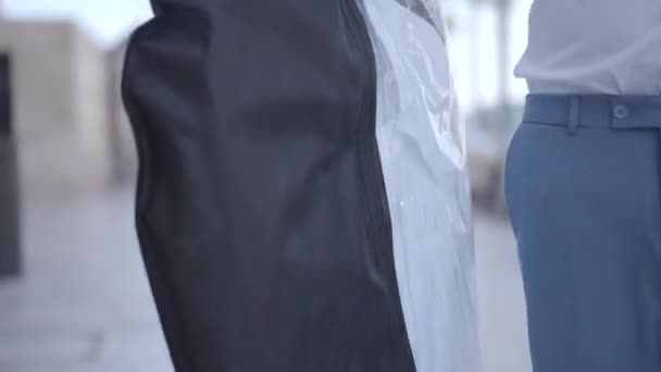 Ein Junger Mann Läuft Mit Gekaufter Kleidung Auf Der Straße — Stockvideo