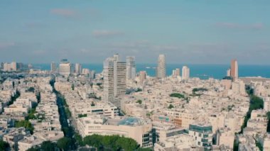 Gündüz vakti Tel Aviv 'in insansız hava aracıyla video çekmek. Yüksek kaliteli FullHD görüntüler