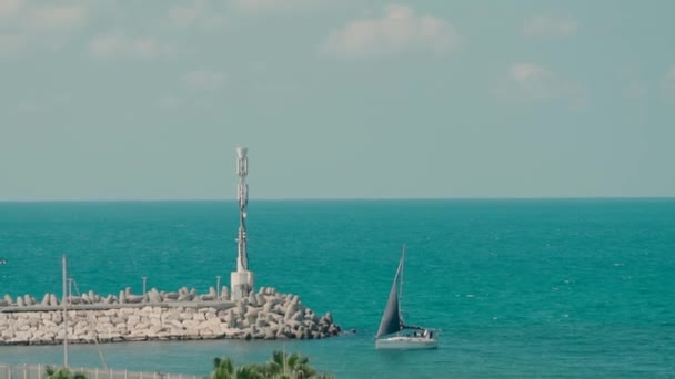 Yate Navegó Por Faro Día Una Hermosa Costa Mediterránea Imágenes — Vídeo de stock