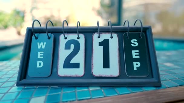 カレンダーは9月21日の日付でプールの端に立っています 高品質のフルHd映像 — ストック動画