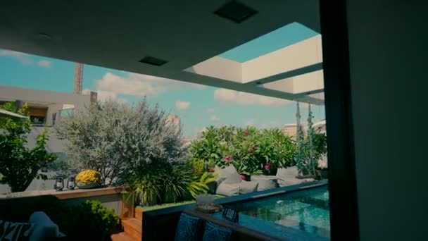 Uitgang Naar Tuin Van Het Huis Met Begroeiing Een Zwembad — Stockvideo