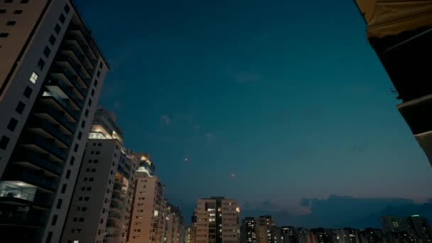 Järnkupolen Skyddar Israels Luftrum Medan Det Avfyras Missiler Från Gazaremsan — Stockvideo