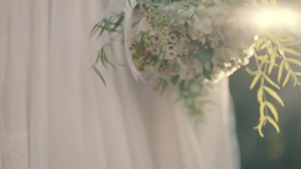 Νύφη Στέκεται Γαμήλια Ανθοδέσμη Υψηλής Ποιότητας Υλικό Fullhd — Αρχείο Βίντεο