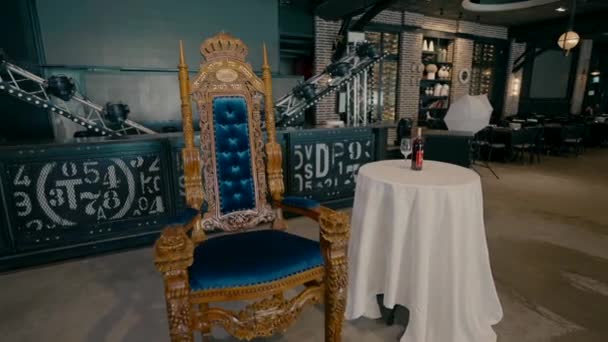 割礼式の最中に神父が座っている椅子 — ストック動画
