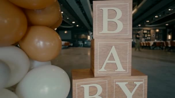 風船や熊人形で割礼が行われるイベントホール 手紙のキューブBaby — ストック動画