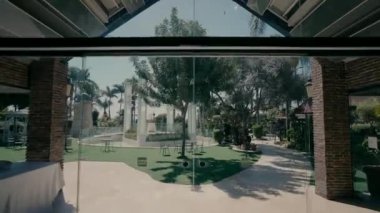 Camdan kapıdan bahçeye chuppah ile çıkın. Yüksek kaliteli FullHD görüntüler