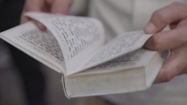 Bir Yahudi İlahiler kitabına göz atıyor. Yüksek kaliteli FullHD görüntüler
