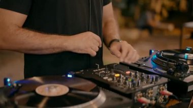 Bir DJ partide müzik çalar ve dans eder. Yüksek kaliteli FullHD görüntüler